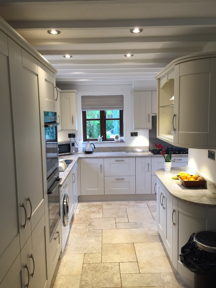 Geschlossene Klassische Küche mit Granit-Arbeitsplatte, Glasrückwand und Keramikboden in Gloucestershire
