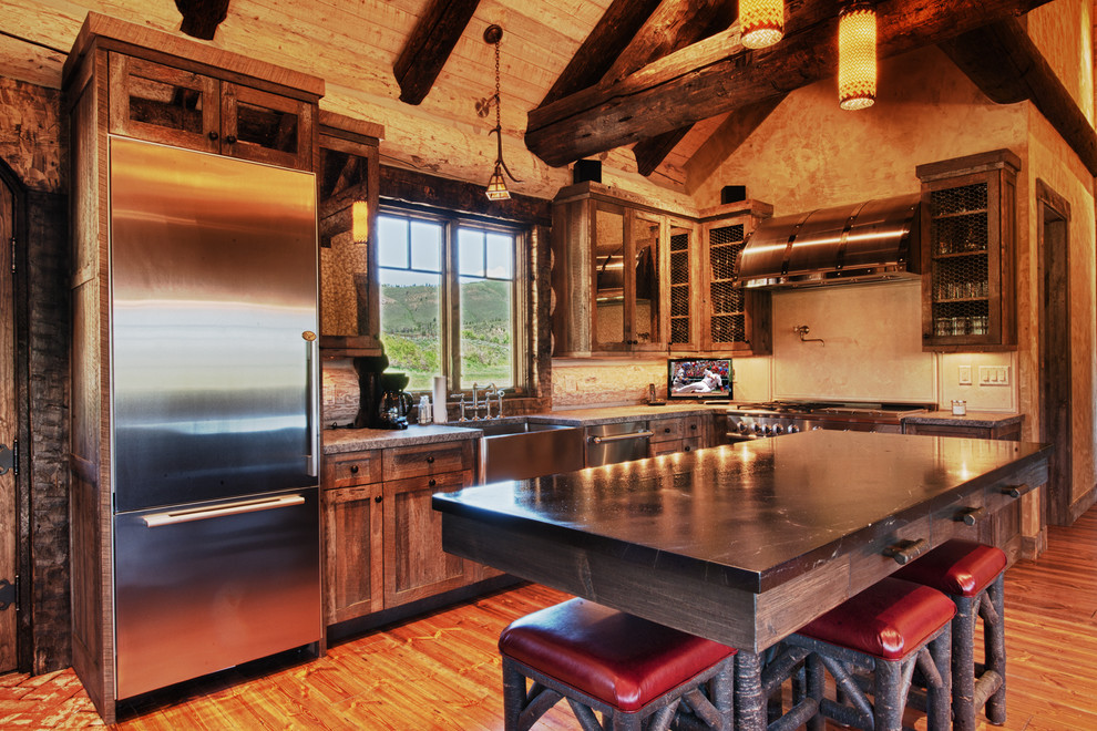 Mittelgroße Wohnküche in L-Form mit Landhausspüle, Schrankfronten im Shaker-Stil, hellbraunen Holzschränken, Betonarbeitsplatte, Küchengeräten aus Edelstahl, braunem Holzboden und Kücheninsel in Denver