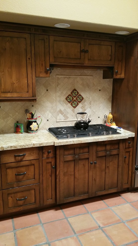 Idéer för ett mellanstort rustikt kök, med en rustik diskho, skåp i shakerstil, skåp i slitet trä, granitbänkskiva, stänkskydd i stenkakel, rostfria vitvaror och klinkergolv i terrakotta