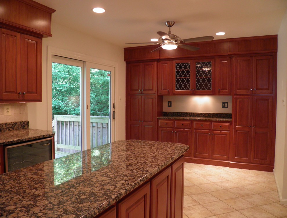 Kitchen - traditional kitchen idea in DC Metro