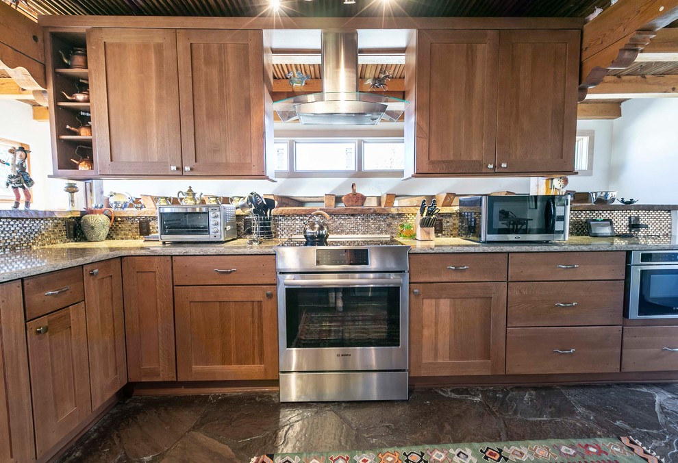 Foto på ett stort vintage flerfärgad kök, med en enkel diskho, skåp i shakerstil, skåp i mellenmörkt trä, bänkskiva i kvarts, flerfärgad stänkskydd, stänkskydd i keramik, rostfria vitvaror, betonggolv och brunt golv