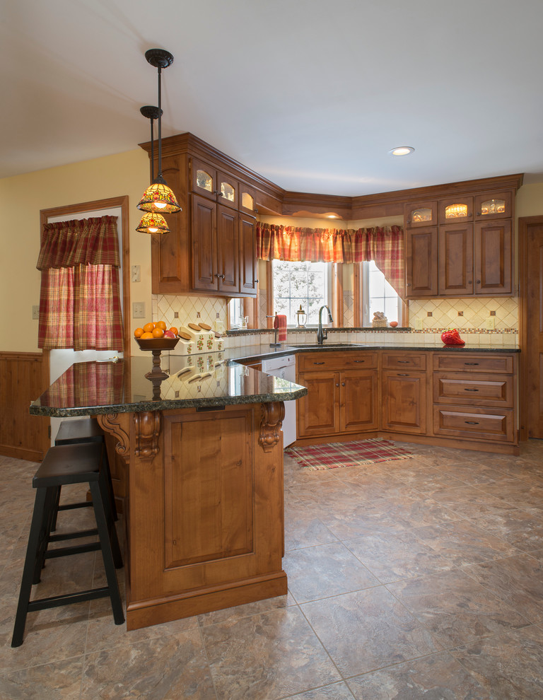 Exempel på ett lantligt kök och matrum, med en undermonterad diskho, luckor med infälld panel, skåp i mellenmörkt trä och granitbänkskiva