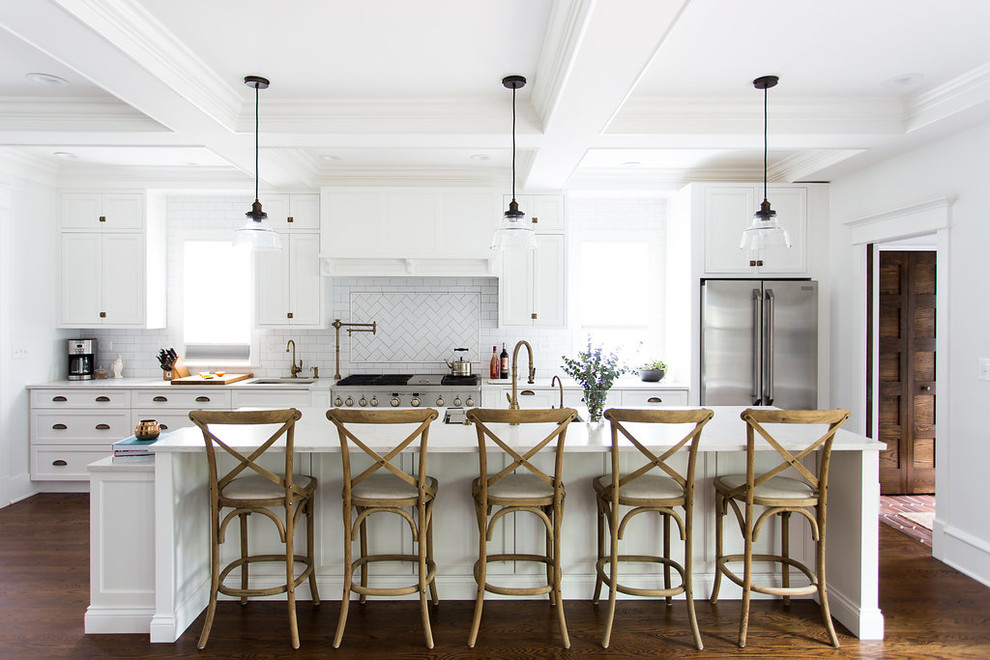 Klassische Küche mit Schrankfronten im Shaker-Stil, weißen Schränken, Küchenrückwand in Weiß, Küchengeräten aus Edelstahl, dunklem Holzboden, Kücheninsel und braunem Boden in Chicago