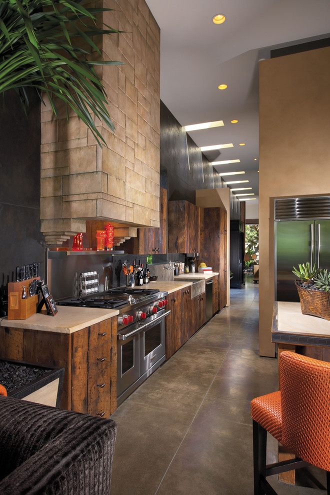 На фото: кухня в современном стиле с техникой из нержавеющей стали и акцентной стеной с