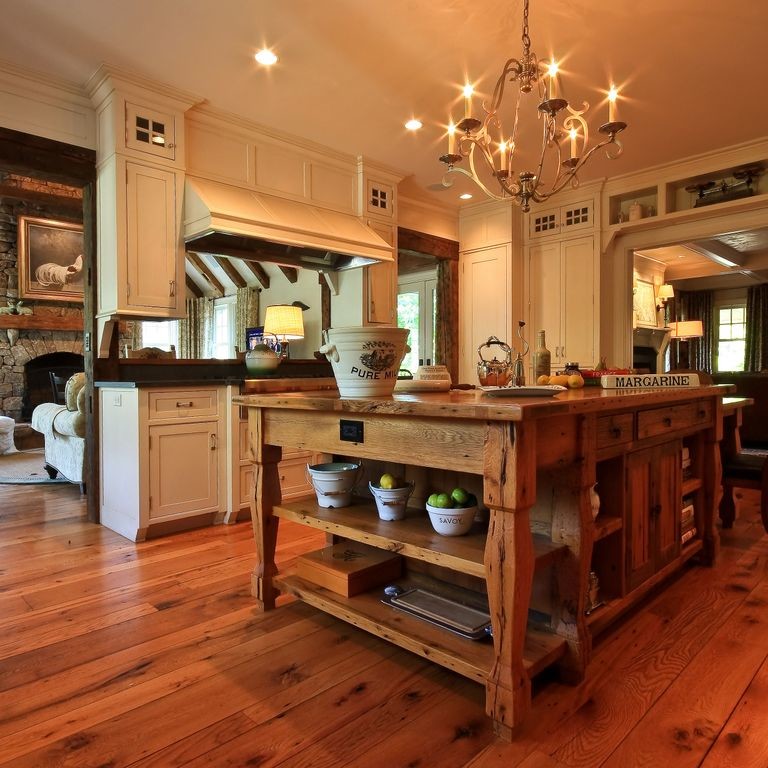 Exempel på ett avskilt, stort rustikt u-kök, med en undermonterad diskho, skåp i shakerstil, vita skåp, granitbänkskiva, rostfria vitvaror, mörkt trägolv, en köksö och brunt golv