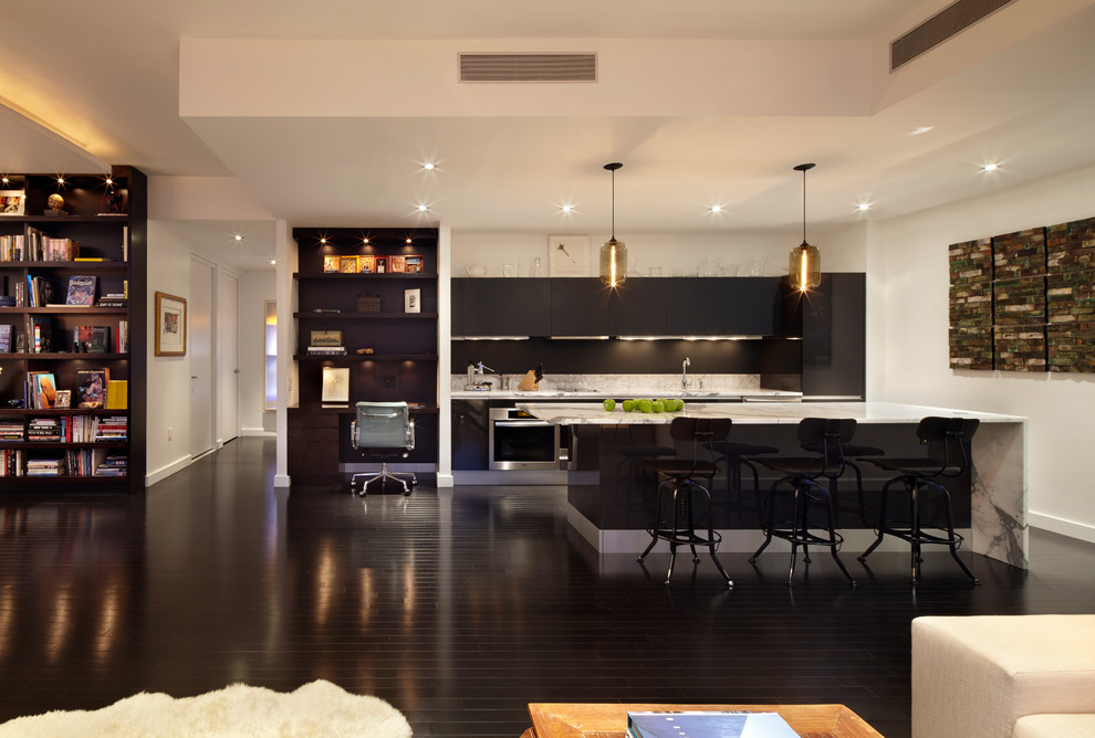 Foto di una grande cucina minimal con ante lisce, ante nere, top in marmo, paraspruzzi bianco, elettrodomestici in acciaio inossidabile, parquet scuro e pavimento marrone