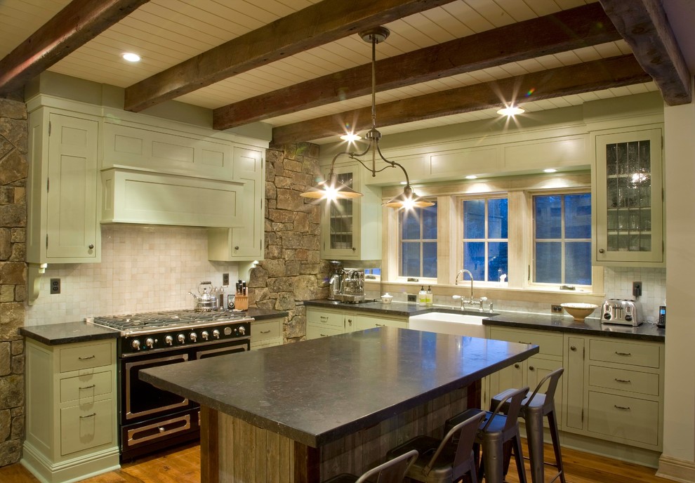 Foto de cocina rústica con fregadero sobremueble, armarios con paneles empotrados, salpicadero blanco y electrodomésticos negros