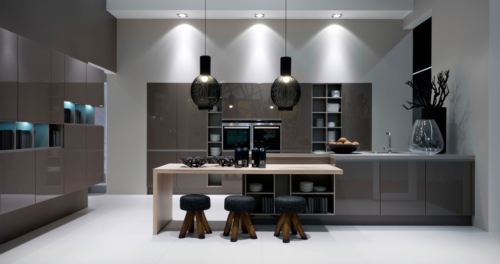 Immagine di una cucina abitabile contemporanea di medie dimensioni con ante lisce e ante marroni