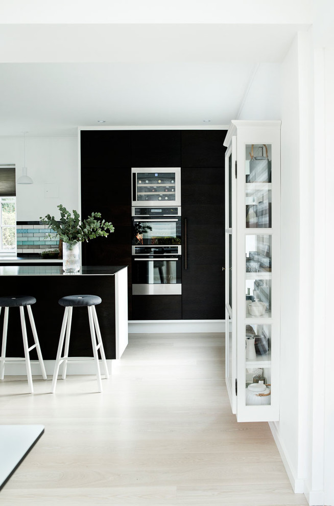 Inspiration for a modern kitchen remodel in Odense