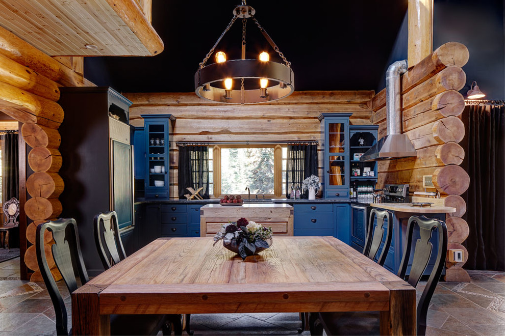 シアトルにあるラスティックスタイルのおしゃれなキッチン (シェーカースタイル扉のキャビネット、青いキャビネット、ソープストーンカウンター、スレートの床) の写真