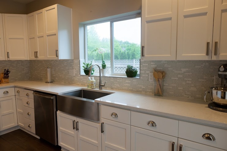 Exempel på ett modernt l-kök, med en rustik diskho, skåp i shakerstil, vita skåp, marmorbänkskiva, flerfärgad stänkskydd, stänkskydd i stickkakel, rostfria vitvaror, mörkt trägolv och en köksö