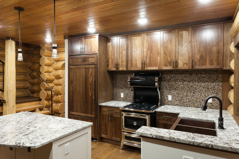 Idéer för att renovera ett mellanstort amerikanskt kök, med en dubbel diskho, skåp i shakerstil, skåp i mellenmörkt trä, granitbänkskiva, flerfärgad stänkskydd, stänkskydd i mosaik, integrerade vitvaror, mellanmörkt trägolv och en köksö