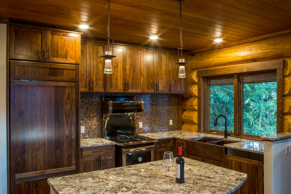 Amerikansk inredning av ett mellanstort kök, med en dubbel diskho, skåp i shakerstil, skåp i mellenmörkt trä, granitbänkskiva, flerfärgad stänkskydd, stänkskydd i mosaik, integrerade vitvaror, mörkt trägolv och en köksö