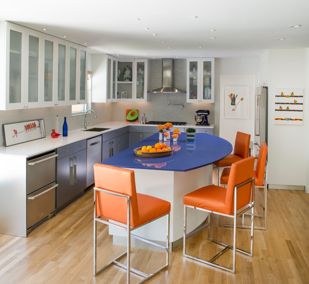 Immagine di una piccola cucina design con lavello sottopiano, ante di vetro, ante bianche, top in quarzite, paraspruzzi grigio, paraspruzzi con piastrelle di vetro, elettrodomestici in acciaio inossidabile, parquet chiaro, pavimento beige e top blu