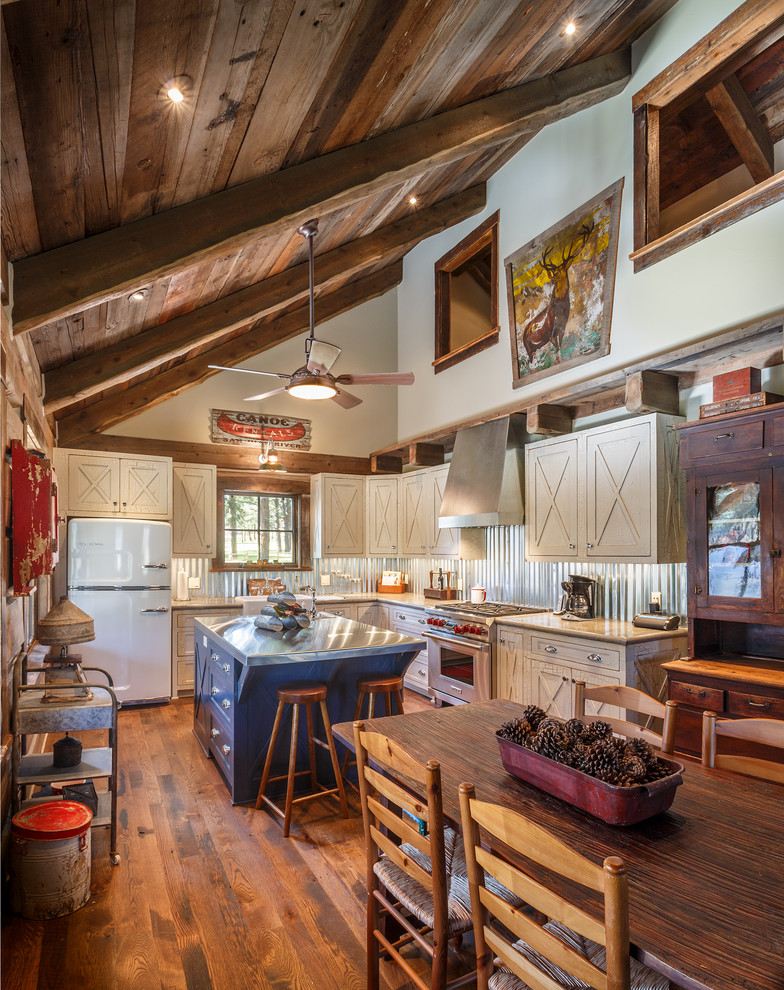 Rustikale Küche mit Landhausspüle, Schrankfronten im Shaker-Stil, blauen Schränken, Zink-Arbeitsplatte, Küchenrückwand in Metallic und dunklem Holzboden in Denver