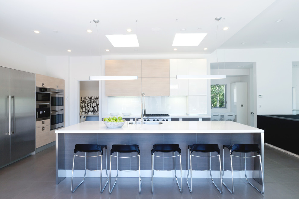 Свежая идея для дизайна: угловая кухня-гостиная в современном стиле с врезной мойкой и шторами на окнах - отличное фото интерьера