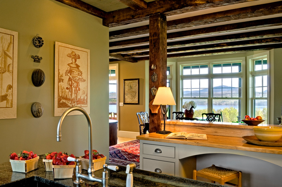 Landhaus Wohnküche mit Unterbauwaschbecken, Kassettenfronten, weißen Schränken und Arbeitsplatte aus Holz in Portland Maine