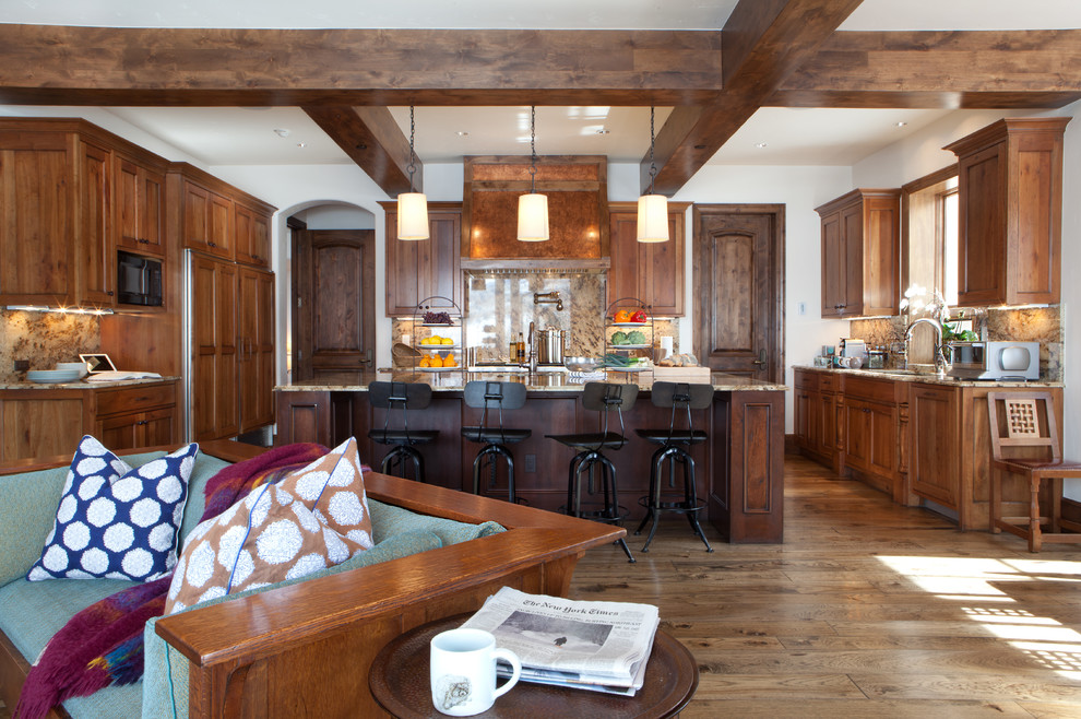 Idée de décoration pour une grande cuisine ouverte parallèle et encastrable tradition en bois brun avec îlot, un placard avec porte à panneau surélevé et une crédence multicolore.