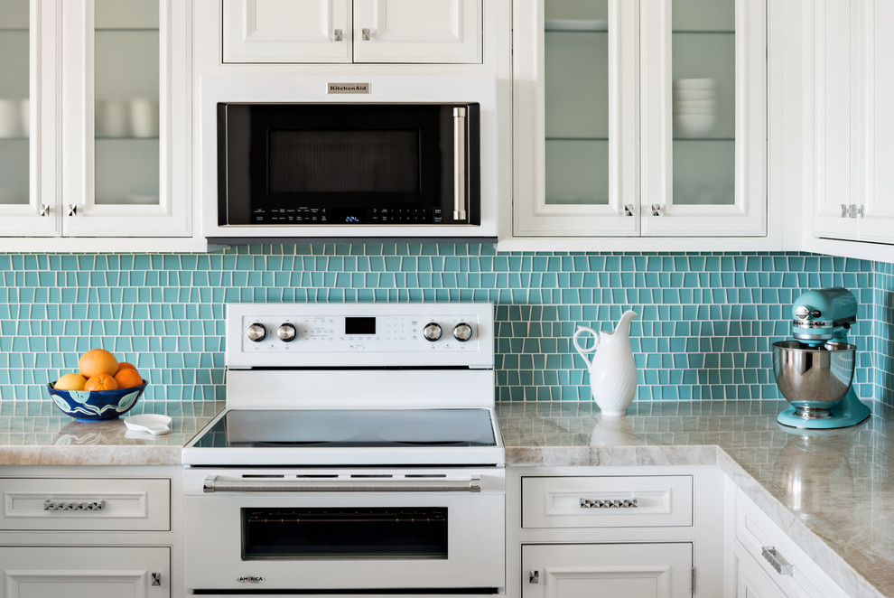 Bild på ett litet funkis beige beige kök, med en enkel diskho, bänkskiva i kvartsit, blått stänkskydd, glaspanel som stänkskydd, vita vitvaror, klinkergolv i porslin och beiget golv