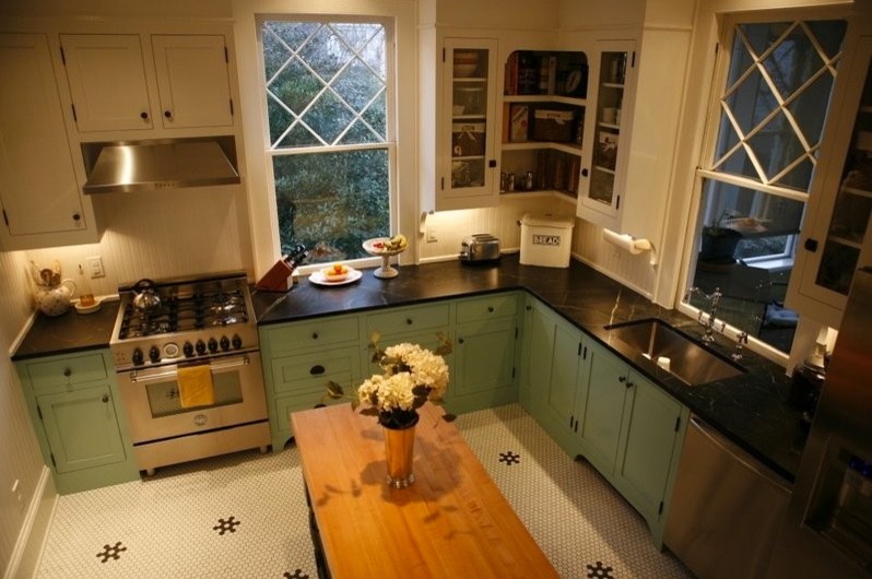Classic l-shaped kitchen in Atlanta with a single-bowl sink.