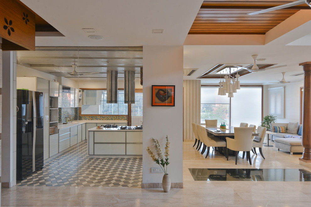 Пример оригинального дизайна: большая кухня в современном стиле с обеденным столом и белыми фасадами