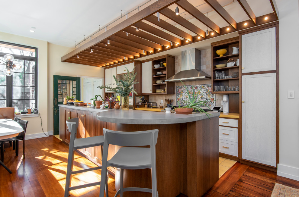 Zweizeilige Klassische Küche mit Schrankfronten im Shaker-Stil, weißen Schränken, Kücheninsel, gelbem Boden, gelber Arbeitsplatte und freigelegten Dachbalken in Philadelphia