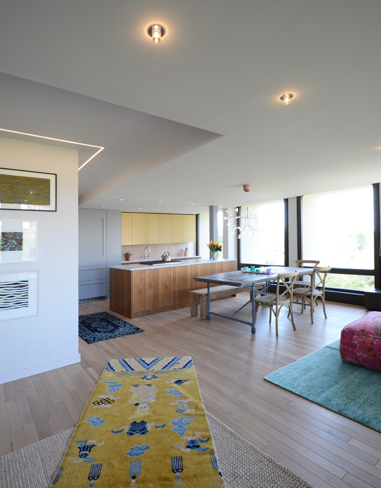 Источник вдохновения для домашнего уюта: кухня в стиле фьюжн с обеденным столом, плоскими фасадами, желтыми фасадами и островом