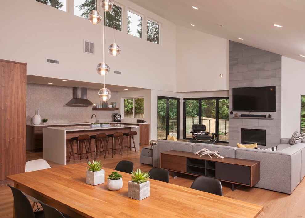 Moderne Küche mit flächenbündigen Schrankfronten und Kücheninsel in Seattle