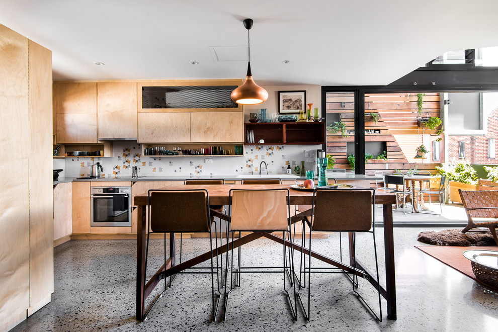 Moderne Küche ohne Insel mit Einbauwaschbecken, flächenbündigen Schrankfronten, hellen Holzschränken und Küchengeräten aus Edelstahl in Perth