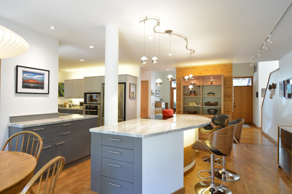 Idéer för ett mellanstort modernt grå kök, med en undermonterad diskho, släta luckor, grå skåp, bänkskiva i kvarts, grått stänkskydd, stänkskydd i glaskakel, rostfria vitvaror, korkgolv, en köksö och brunt golv