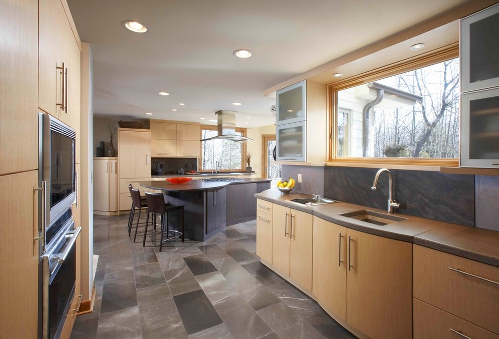 Moderne Küche mit Küchengeräten aus Edelstahl und grauem Boden in Milwaukee