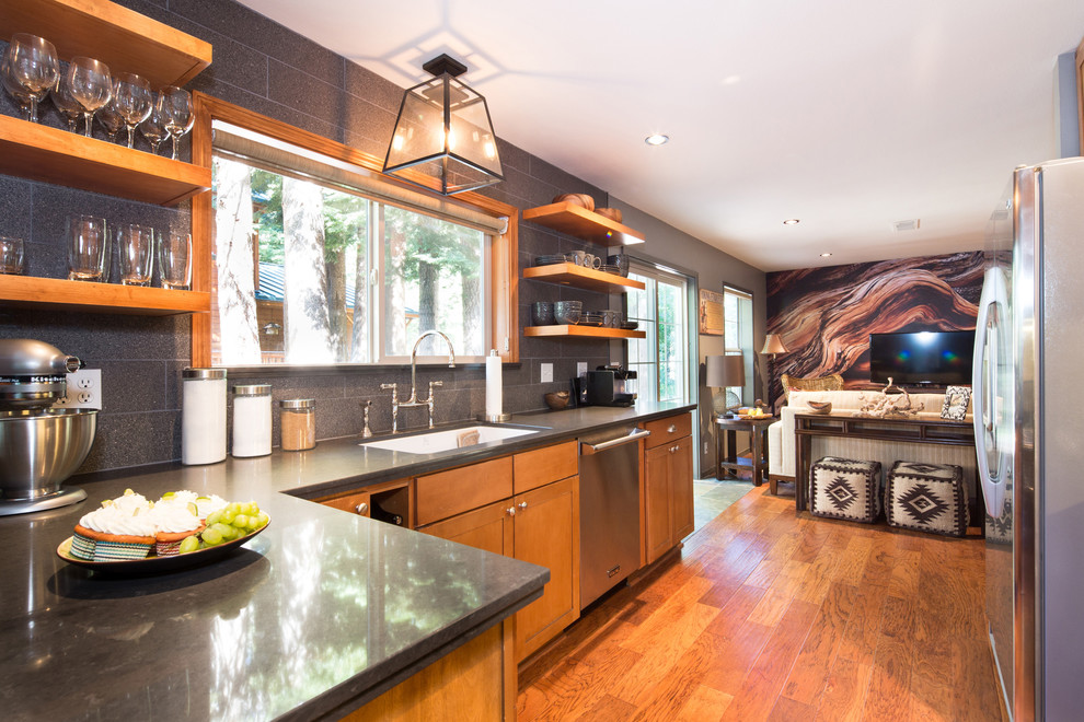 Стильный дизайн: угловая кухня в стиле рустика с серым фартуком, паркетным полом среднего тона и полуостровом - последний тренд