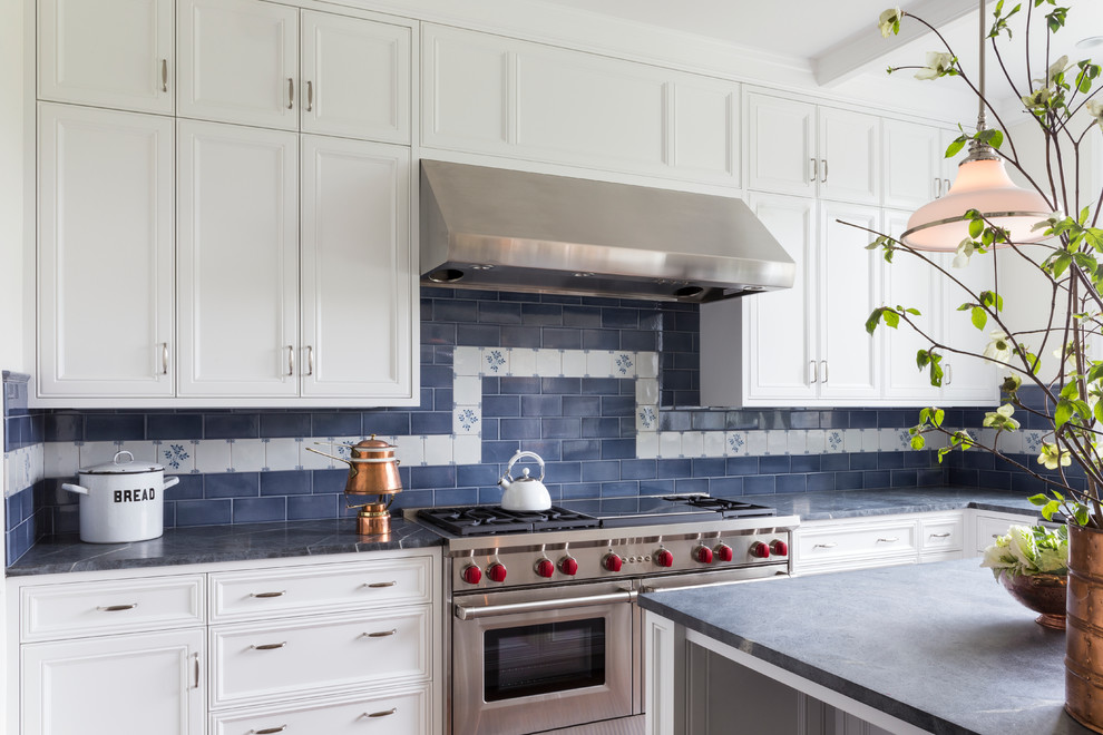 Große Klassische Küche in U-Form mit weißen Schränken, Speckstein-Arbeitsplatte, Küchenrückwand in Blau, Rückwand aus Keramikfliesen, Küchengeräten aus Edelstahl und Kücheninsel in San Francisco