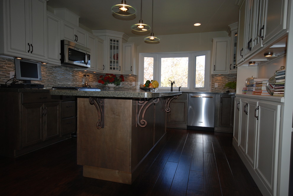 Soft whiteTuscan brown/Tunas green Traditional Kitchen Other