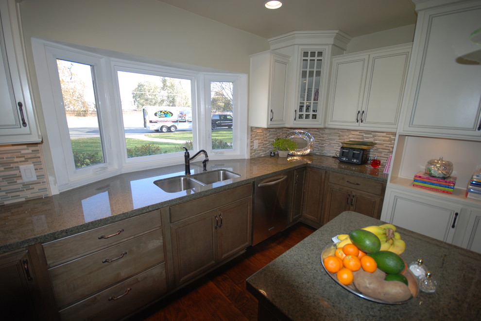 Soft whiteTuscan brown/Tunas green Traditional Kitchen Other