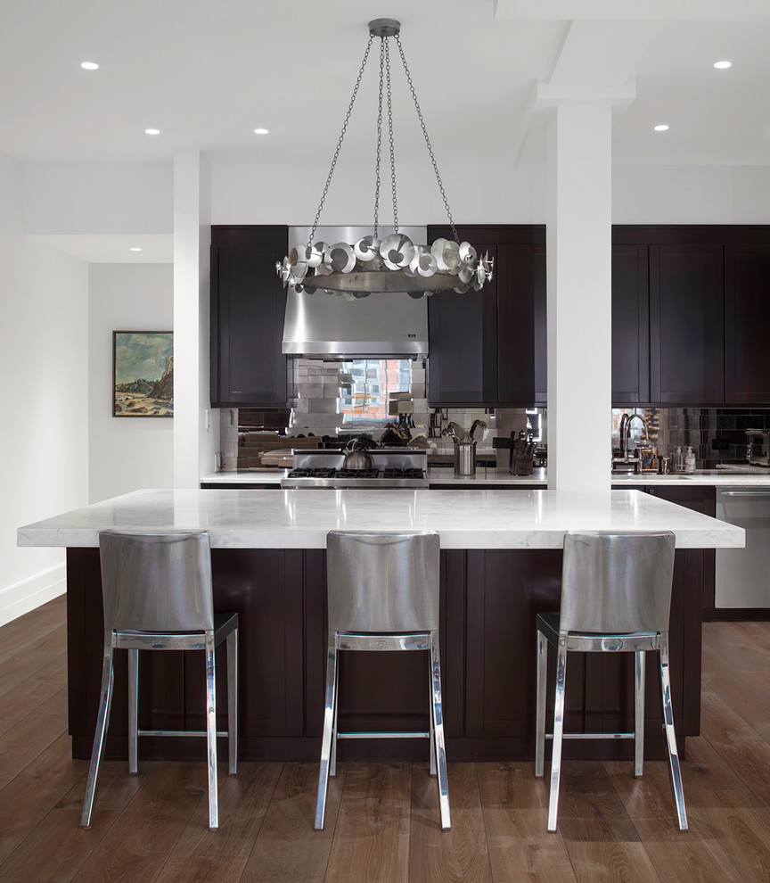 Moderne Küche mit Schrankfronten im Shaker-Stil, dunklen Holzschränken, Rückwand aus Spiegelfliesen, Küchengeräten aus Edelstahl, dunklem Holzboden und Kücheninsel in New York