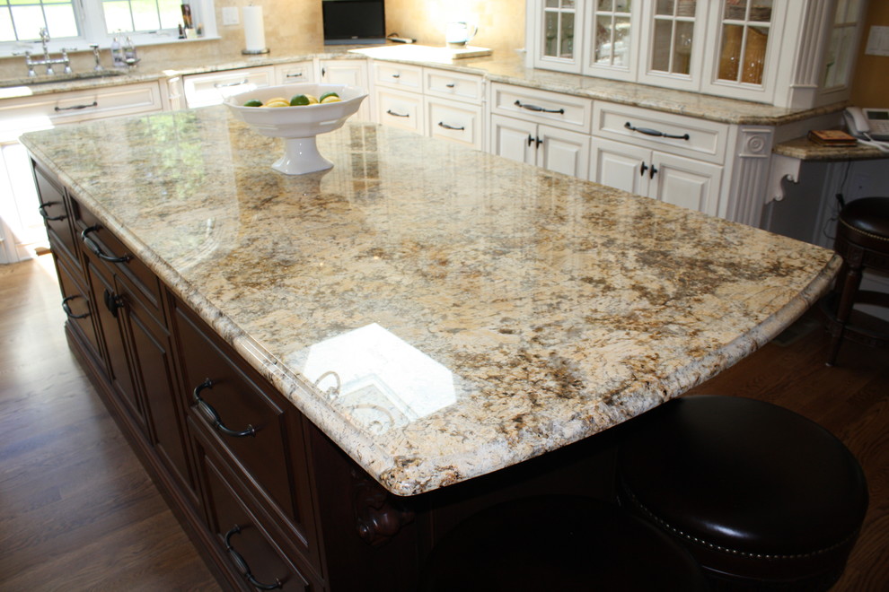 Elegant kitchen photo in New York