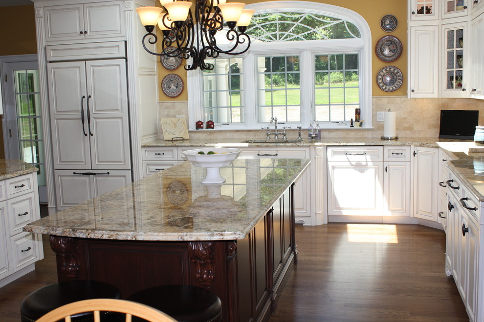 Kitchen - traditional kitchen idea in New York