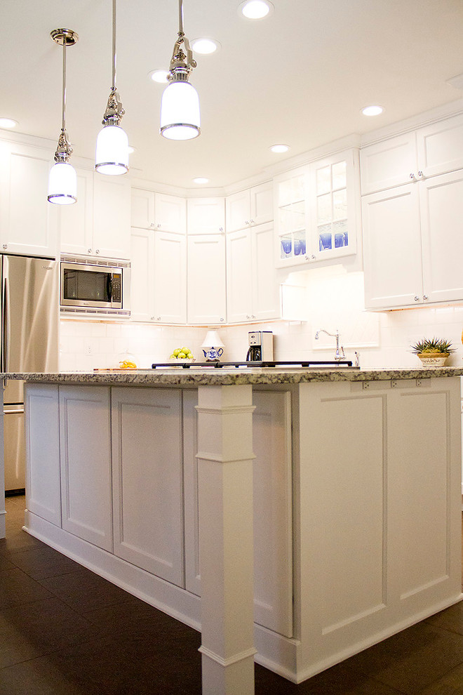 Foto di una cucina chic di medie dimensioni con ante in stile shaker, ante bianche, top in granito, paraspruzzi bianco, paraspruzzi in gres porcellanato e elettrodomestici in acciaio inossidabile