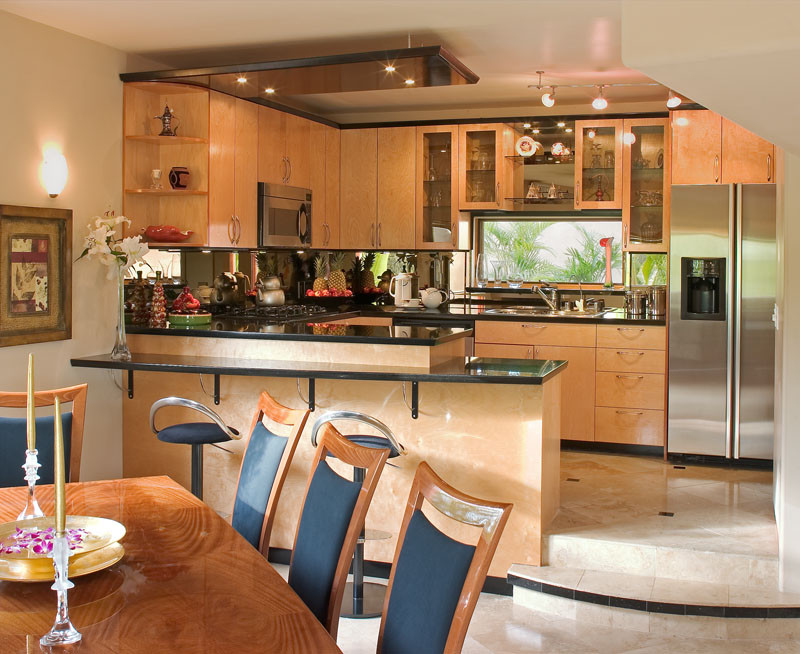 Kleine Moderne Wohnküche in U-Form mit Doppelwaschbecken, Glasfronten, hellen Holzschränken, Granit-Arbeitsplatte, bunter Rückwand, Rückwand aus Spiegelfliesen, Küchengeräten aus Edelstahl, Travertin und Kücheninsel in San Diego