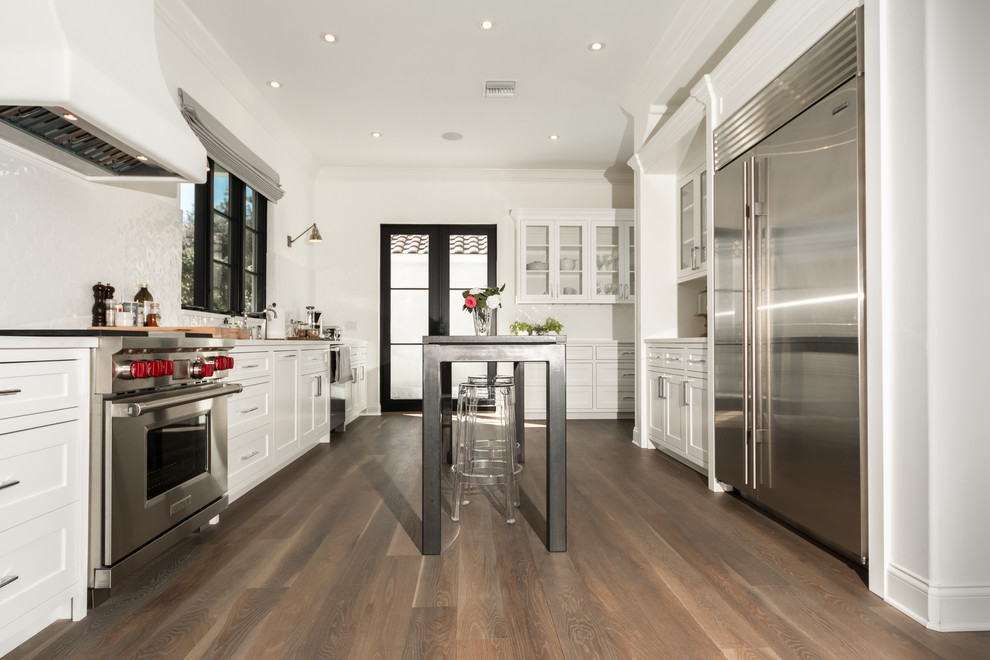 Große Moderne Küche in L-Form mit braunem Holzboden und Kücheninsel in Orlando