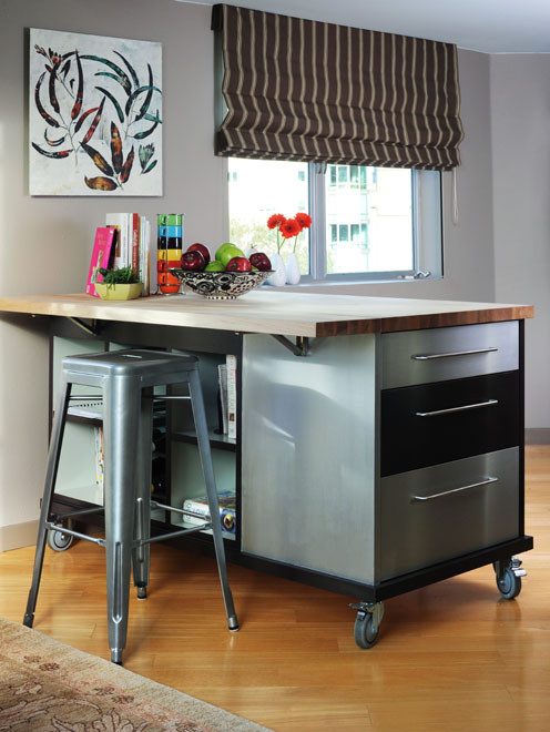 Foto di una piccola cucina design con ante lisce, ante in legno chiaro, top in legno, elettrodomestici in acciaio inossidabile e parquet chiaro