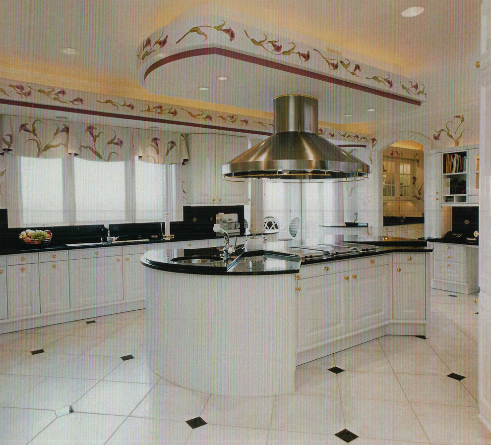 Immagine di una grande cucina moderna con lavello a doppia vasca, ante bianche, top in laminato, paraspruzzi nero, paraspruzzi con piastrelle in ceramica, elettrodomestici in acciaio inossidabile e pavimento con piastrelle in ceramica