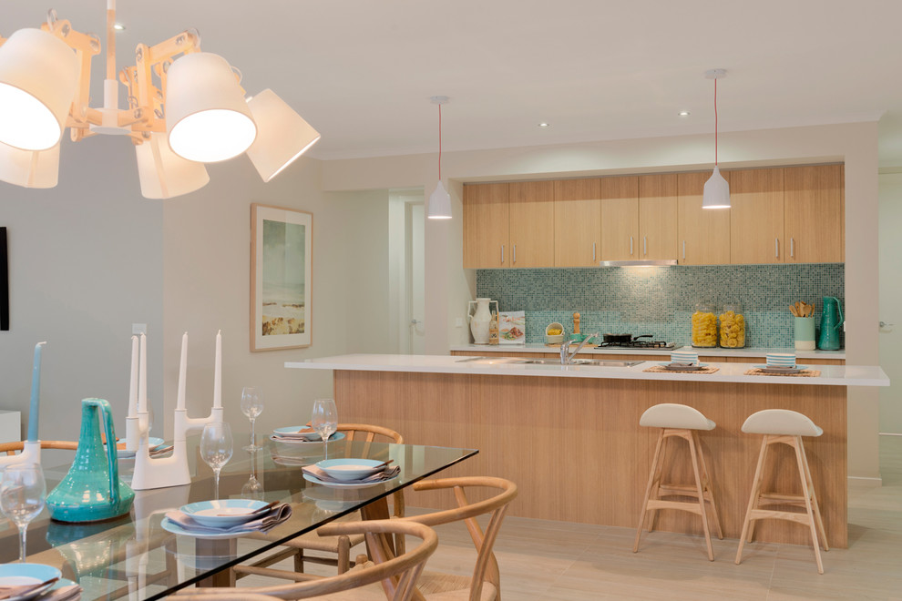 Источник вдохновения для домашнего уюта: параллельная кухня в морском стиле с обеденным столом, плоскими фасадами, светлыми деревянными фасадами, синим фартуком, фартуком из плитки мозаики, островом и светлым паркетным полом
