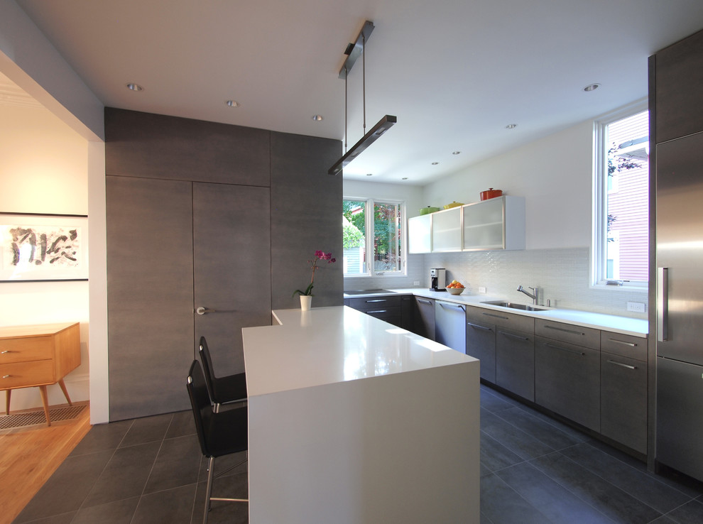 Modelo de cocina minimalista con armarios con paneles lisos y electrodomésticos de acero inoxidable