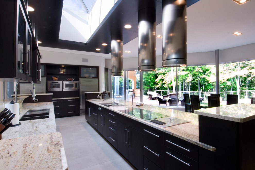 Moderne Wohnküche mit Küchengeräten aus Edelstahl, Granit-Arbeitsplatte, flächenbündigen Schrankfronten und schwarzen Schränken in Cleveland