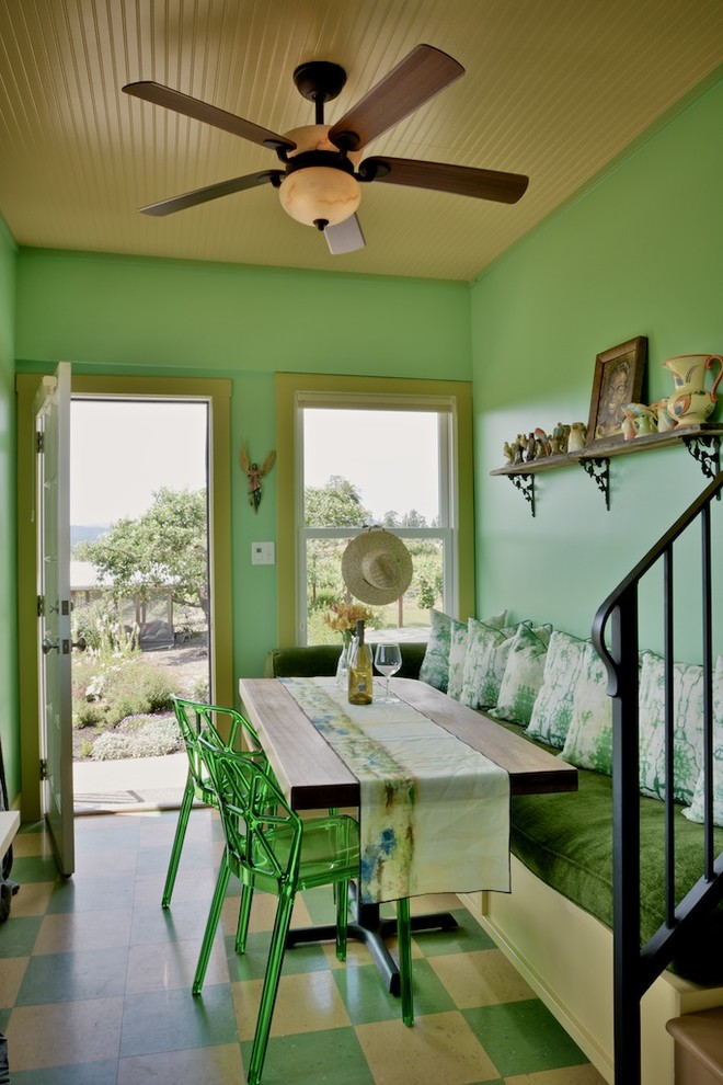 Einzeilige, Mittelgroße Landhaus Wohnküche ohne Insel mit Linoleum und buntem Boden in Austin