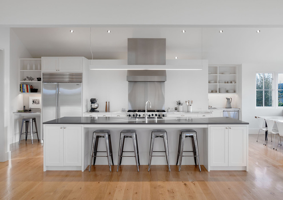 Свежая идея для дизайна: кухня в стиле модернизм с техникой из нержавеющей стали в частном доме - отличное фото интерьера