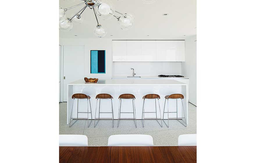Idéer för ett stort modernt vit kök, med en enkel diskho, släta luckor, vita skåp, bänkskiva i kvarts, vitt stänkskydd, stänkskydd i porslinskakel, integrerade vitvaror, terrazzogolv, en köksö och grått golv