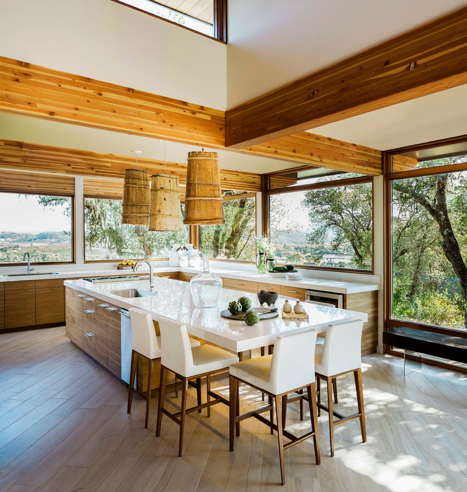 Offene Moderne Küche mit Unterbauwaschbecken, flächenbündigen Schrankfronten, hellbraunen Holzschränken, hellem Holzboden und Kücheninsel in San Francisco